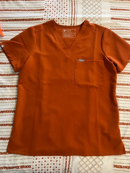Figs Other - FIGS V-Neck Scrub Top / joggers in Rust Orange